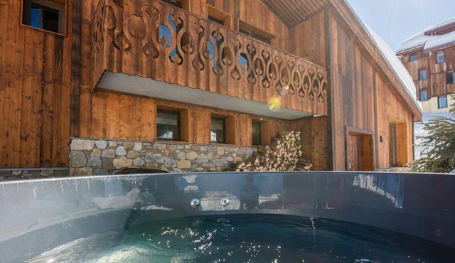 Chalet, wifi, 10m from ski slopes, Ground floor, sauna, terrace, balcony, fireplace or stove, tv