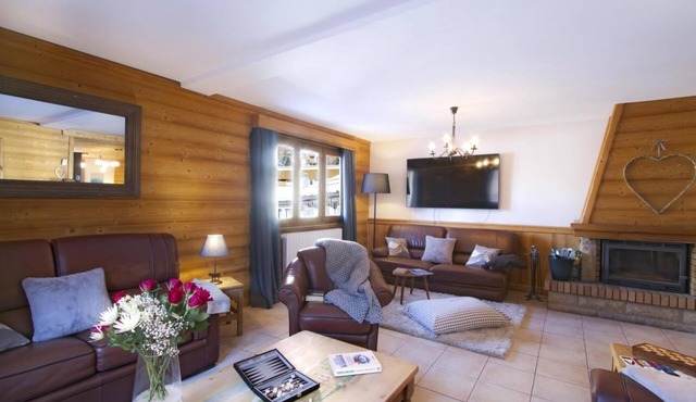 Chalet, wifi, 1st floor, terrace, balcony, fireplace or stove, parking, tv, ski locker, 300m²