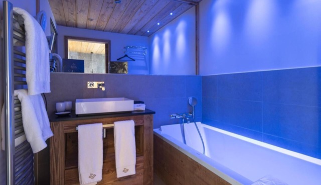 Chalet, wifi, 50m from ski slopes, sauna, hammam, terrace, balcony, fireplace or stove, tv