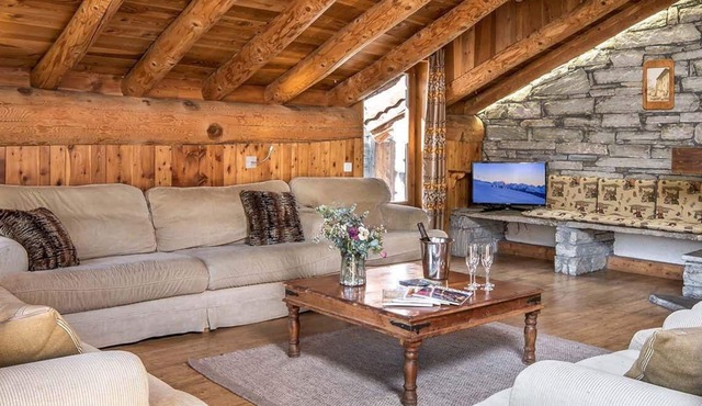 Chalet, wifi, view open, balcony, fireplace or stove, parking, tv, ski locker, 170m², Val d'Isère