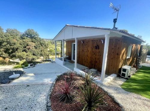 Chalet with a view of Pic Saint Loup, large garden