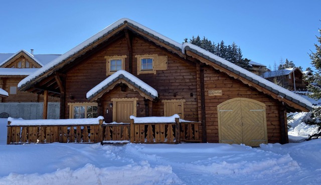 Chalet with 4 bedrooms, sleeps 12 to 14, close to the snow front