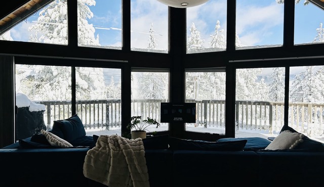 Chalet with amazing views! Close to golf, skiing, lake and hiking/biking trials.