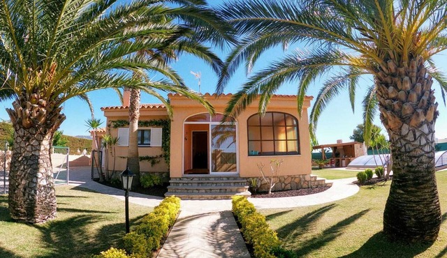 CHALET WITH CHARM! Spacious law garden, pool with deck and more