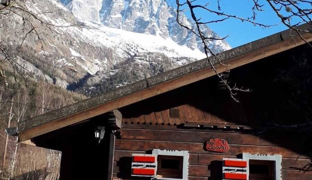 chalet with garden and parking lot in front of Mont-Blanc