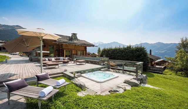 Chalet with Hot Tub and Stunning Views