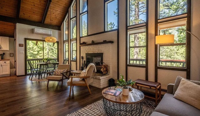 Chalet with hot tub, fireplace, BBQ