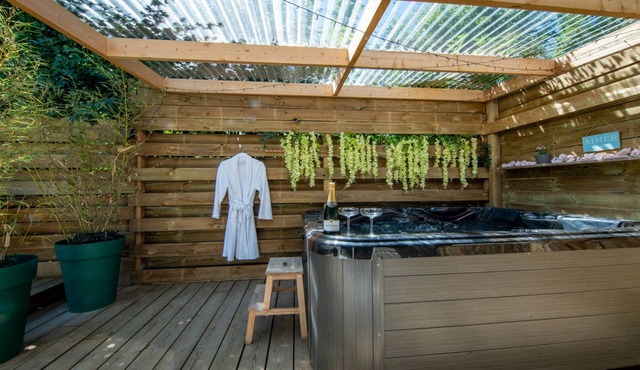 Chalet with Jacuzzi and wood-burning stove