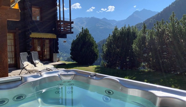 Chalet with Jacuzzi, very comfortable 8 - 10 persons : ground floor : spacious entrance with wardrob