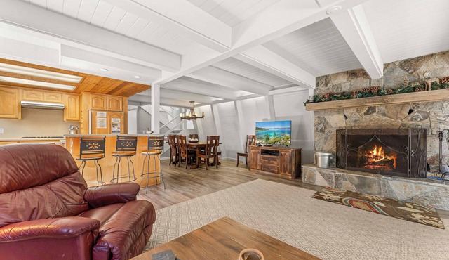 Chalet with Large Deck, Ping Pong Table, Spacious Bunk Room
