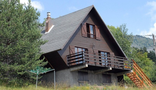 Chalet with Mountain Views, Private Garden and Balcony