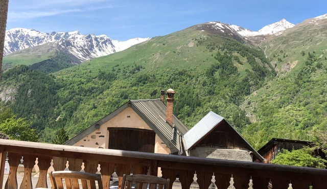 Chalet with nice view, garden and hot tub. Ideal for skiing and cycling!