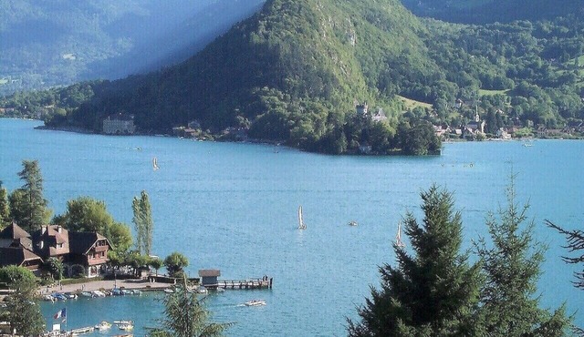 CHALET with panoramic view of the bay of Talloires and Tournette