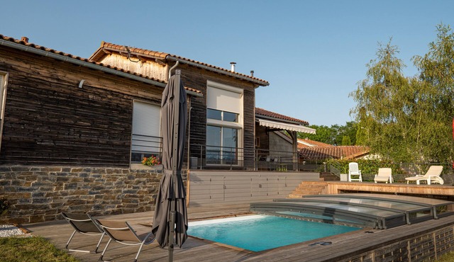 Chalet with pool and mountain views