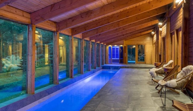 Chalet with private Pool, Hottub, and Sauna!