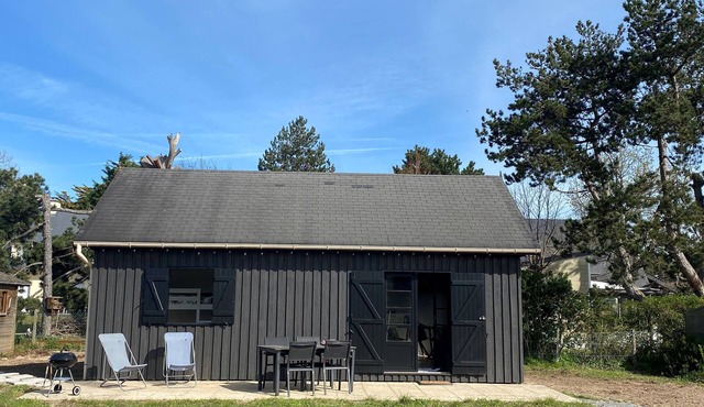 Chalet with quiet garden 400m from the beach and shops in Jullouville