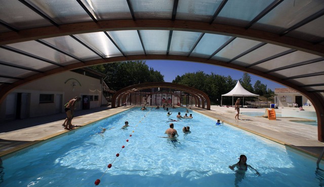 Chalet with seasonal swimming pool near Montauban in holiday residence