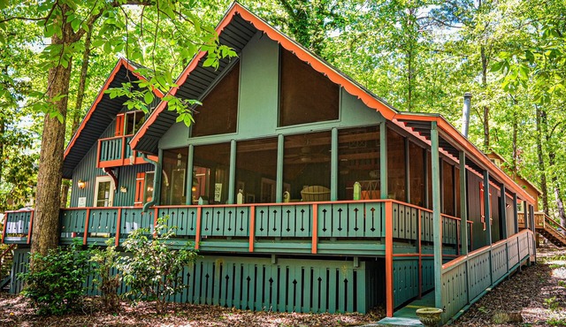 Chalet with Screened in porch with just steps away from the playground