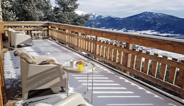 Chalet with spa/heated pool, lake view, ski-in/ski-out access, fire pit, 5-star rating