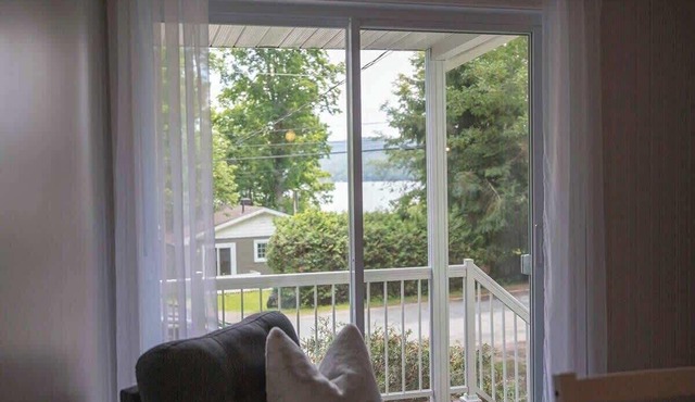 Chalet with Spa – Magog: Lake Access, Fireplaces & Relaxation