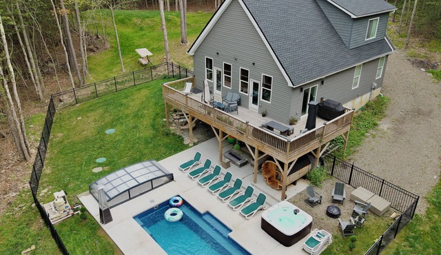 Chalet with year round heated pool, sauna, jacuzzi and a Fully fenced in yard