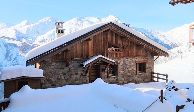 Chalet with view, sleeps 6 to 8, less than 10 minutes from the 3 Vallées slopes.