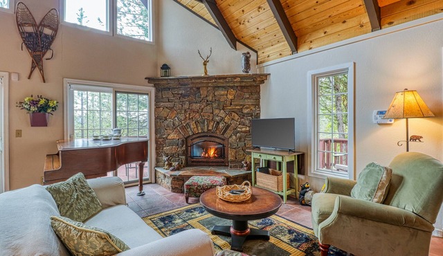 Chalet with views, recreation facility, lake access - seasonal pool