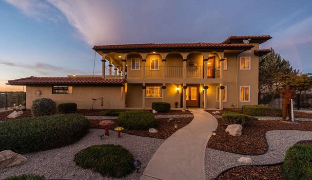 Chalet with Vineyard View at High Ridge Manor