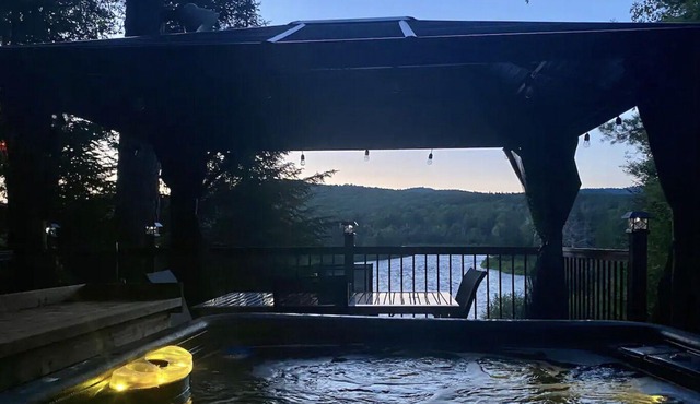 Chalet with waterfront, Spa and magnificent view of a regional park