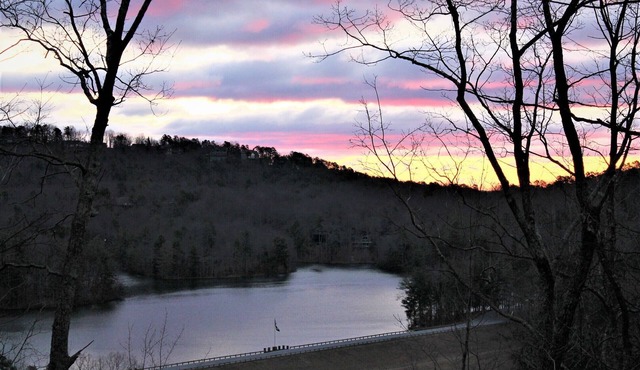 Chalet with Year around Lake & Mountain Views in Big Canoe