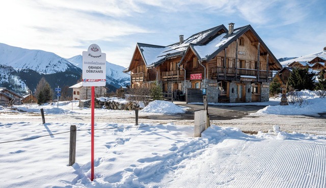 Chalet Zénaïde – Sleeps 12, slopes & village on your doorstep