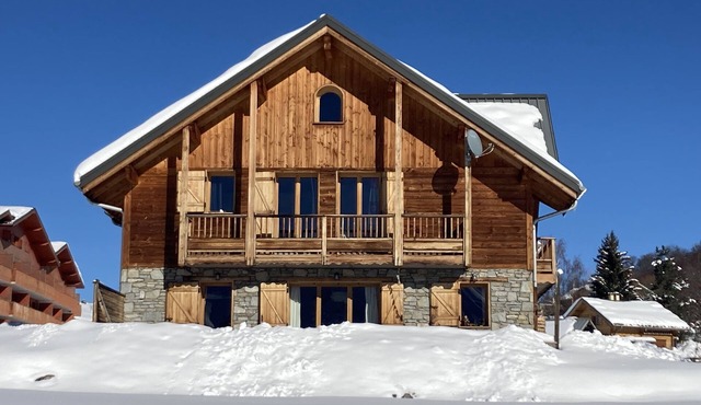 Chalet Zénith at the foot of the ski slopes, facing the Aiguilles mountains