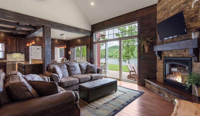 Chalets Resort Luxury Lakefront Villa 19~Amazing View~2 Pools~Free Amenities~Family Friendly