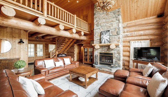 ChaletsOais Luxury lakefront 5 bedroom log home with private hot tub