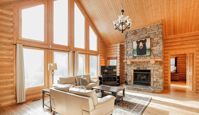 ChaletsOasis Luxury Log Home with outdoor Hot Tub