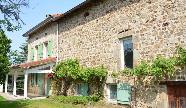 Chaleureuse ferme rénovée avec jardin clos, près de Lyon et St Etienne, idéale pour familles et télétravail