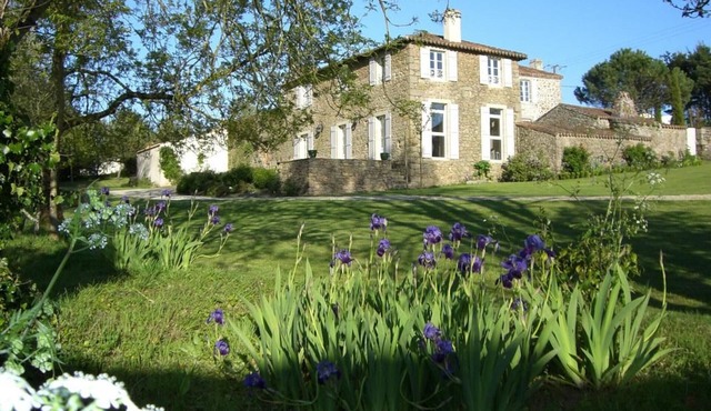 Chaleureuse maison rénovée avec piscine, proche nature, jardins privatifs et Wi-Fi