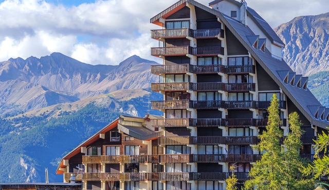 'Chaleureux 4 Couchages' Apartment with Mountain View, Private Terrace and Wi-Fi