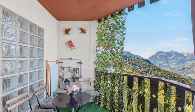 'Chaleureux 4 Couchages' Apartment with Mountain View, Private Terrace and Wi-Fi