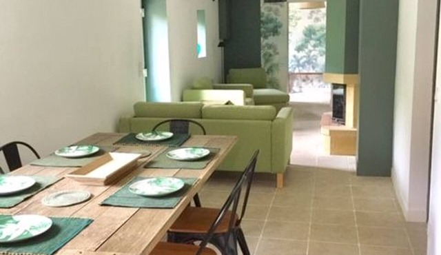 Chaleureux gîte rénové avec 3 chambres et cheminée près du Mans, idéal pour famille et amis