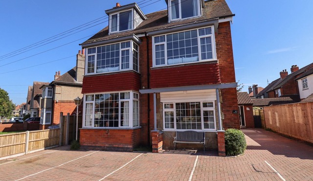 CHALFONT LODGE, pet friendly, character holiday cottage in Skegness