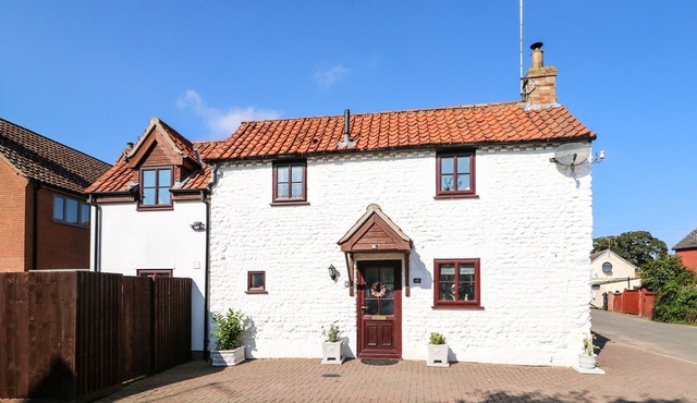 CHALK COTTAGE, pet friendly, character holiday cottage in Feltwell