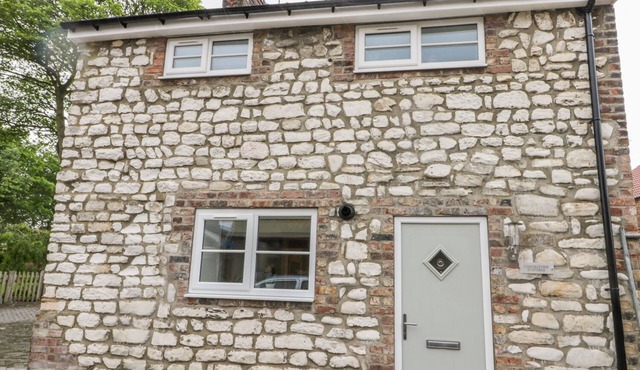 CHALKSTONE COTTAGE, pet friendly, with open fire in Flamborough