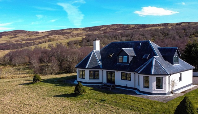 CHALLENGER LODGE, pet friendly, character holiday cottage in Lairg