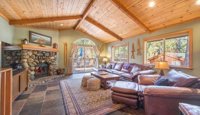 Challies Chalet Pool table, sauna, game room!