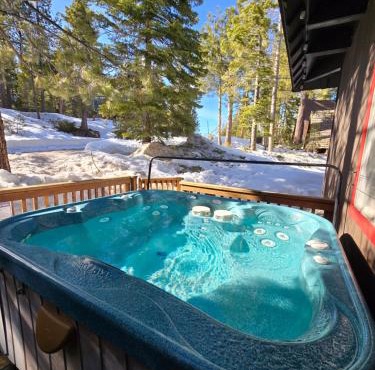 Chamberland retreat-Hot Tub, Pool Table, Movie & Ski