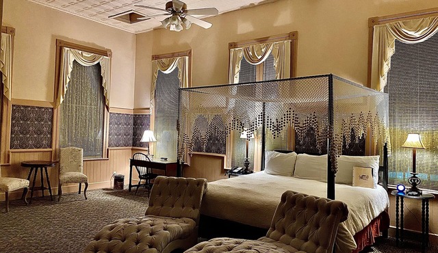 Chambery Inn /7,000 Sqft Luxury Historic Berkshire landmark on Main Street