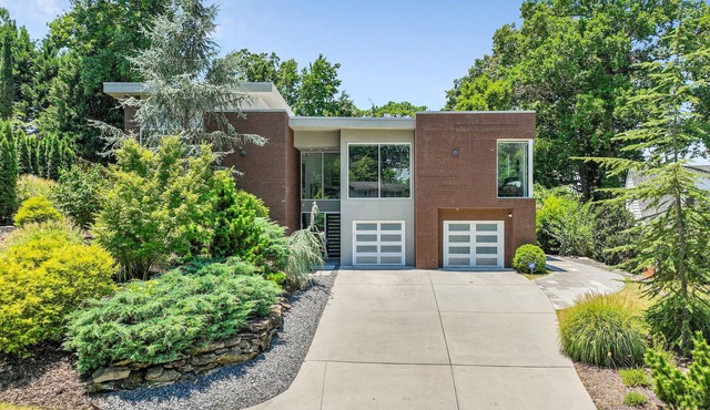 Chamblee's Luxe, Private, Modern Ultra Modern Custom-built home. Sleeps 8. Pool