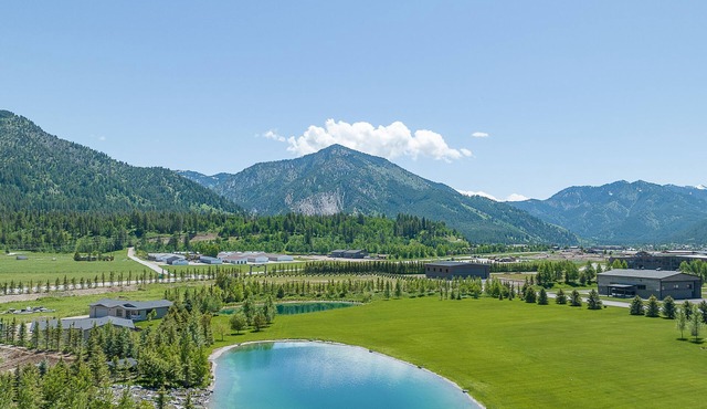 Chambord Lodge Your Dream Alpine Retreat across from Ferry Peak