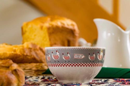 Chambre dHôtes Une poule sur un mur